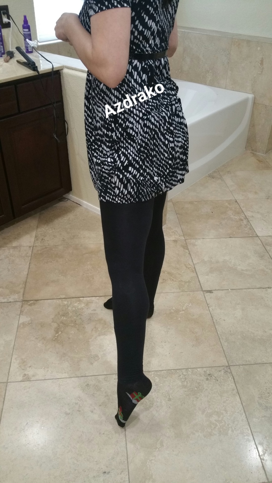 azdrako:Baby cat wanted to know if anyone could see her diaper through the leggings,