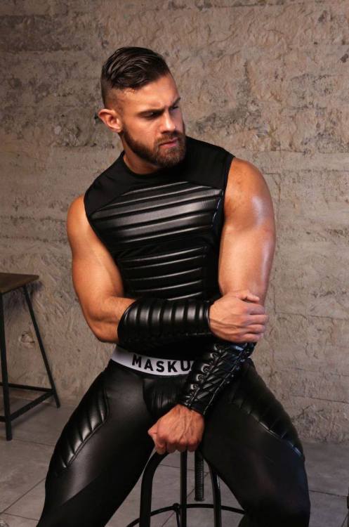 gayrubbergimp:dant81:Really sexy guyMy kind of Sir.