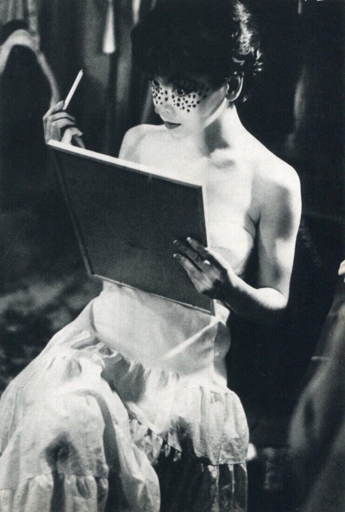 imageseatthesoul:Saul LeiterMakeup, 1958