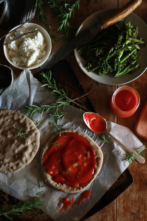 Easy Gluten Free, Vegan, and Yeast Free Personal Sized Pizza! http://www.wholeheartedeats.com/2014/0