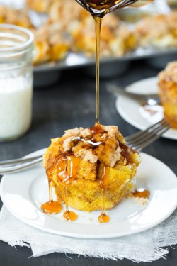 dustjacketattic:  Pumpkin French Toast Muffins with Cinnamon Streusel Topping by cooking classy