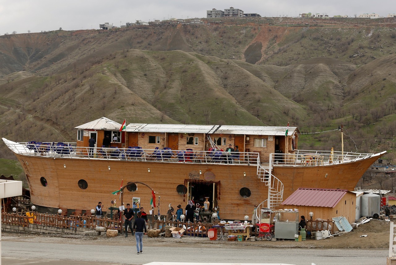 UN CENTRO DE ESQUÍ EN MEDIO DE LA GUERRA. Es Monte Korek, Irak, que se encuentra en medio de una sangrienta batalla para expulsar a los yihadistas. Pero en el medio de ese conflicto existe un “oasis”, en que soldados y refugiados se olvidan de la...