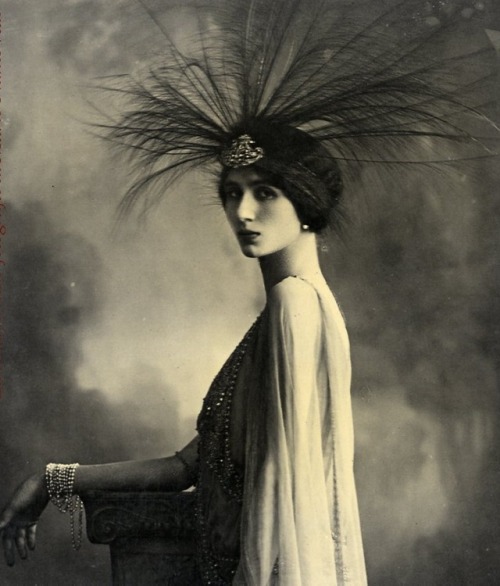 mote-historie:Countess Spalletti (La Contessa Rosa Spalletti), Photo by Mario Nunes Vais, 1915.Possi