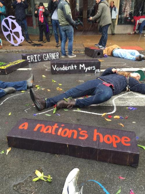 ughgoawaymom:thevictoriaa:land-of-propaganda:#FergusonFerguson protesters hold a die in.(11/16)I lov