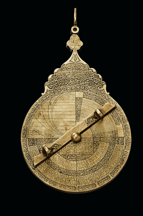 thatshowthingstarted:Safavid brass Astrolabe, Tabriz, Iran, 1705-06 AD.5¾ in (14.6 cm) high overall;