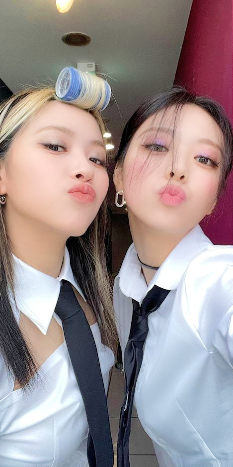Yuna E Ryunjin (Itzy) Lockscreens