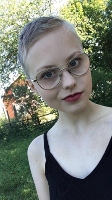 captaintallywackle: awkwardaardvarks: So basically I shaved my head  Gorgeous buzzed pixie cut!   what&rsquo;s right for you is right