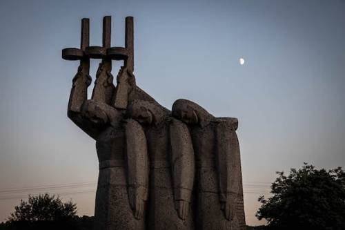 the-monumentalist: War Memorial Yaseniv, Ukraine Photo © Darmon Richter — view on Instagr