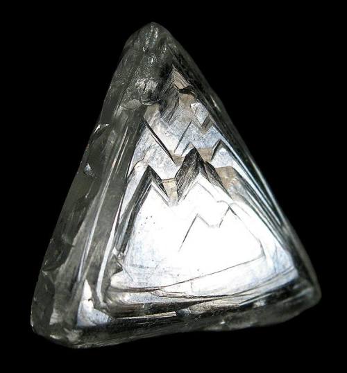 Diamond macle In a recent post (see http://on.fb.me/19XRzNF) we discussed the idea of twinned crysta