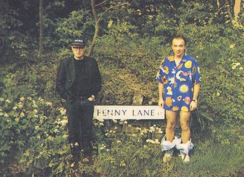 lastoftheknowncockneys:On the road..Rik Mayall, Adrian Edmondson.