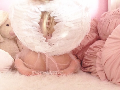 strawberry-kisu:   these wings |  ʚ♡ɞ   | message me to buy my private snapchat ~ Come watch me !{{please do not remove caption}}