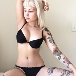 arachniesuicide:Simple and clean is the way that you’re making me feel tonight.