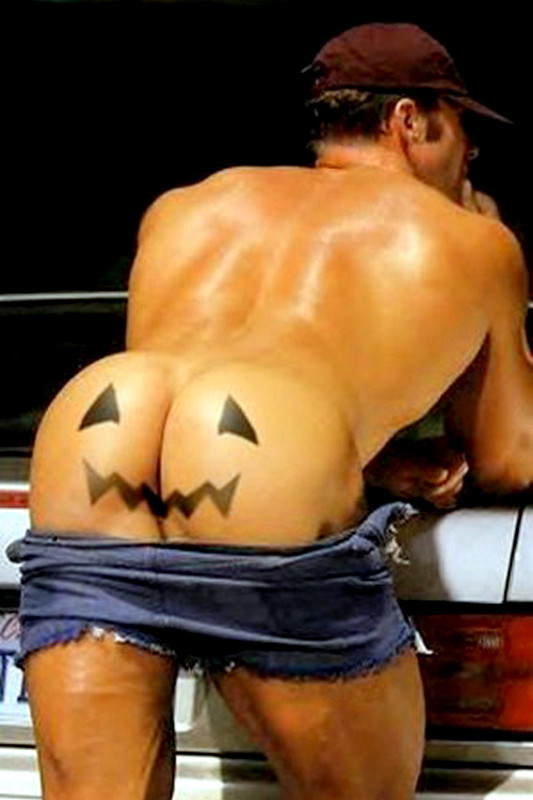 harvzilla:  HALLOWEEN SEASON APPROACHES. here are a bunch of photos I saved last