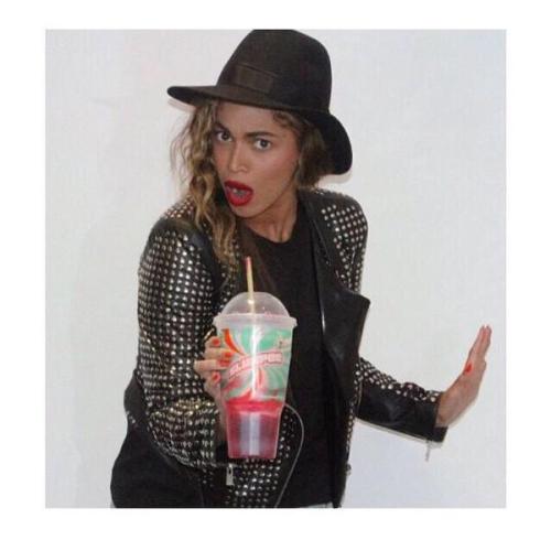 adoringbeyonce:  GUYS, SHE’S MESSING WITH US LAJSDL;AKD;LADK;LA