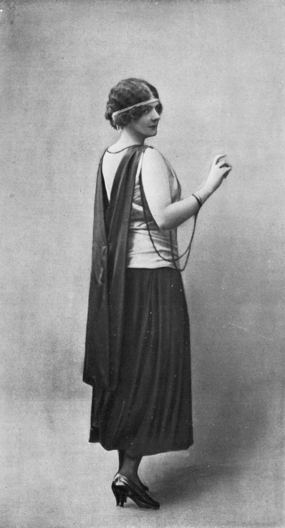  Dinner dress by Redfern, Les Modes 1917 (N174). Photo by Félix. 