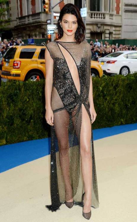 Kendall Jenner See thru dress at Gala 2017Start online business with .in or .com Blog/E-commerce web