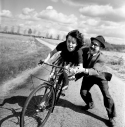 luzfosca:  Robert Doisneau Leçon de vélo [Bike Lesson], 1961. source