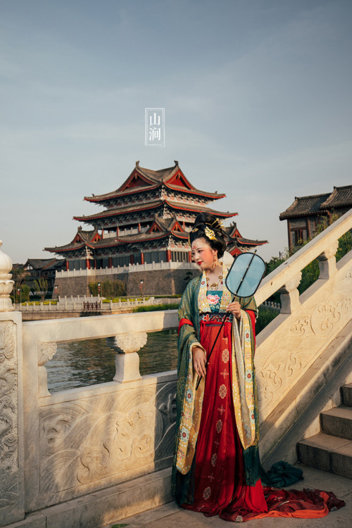 fouryearsofshades: 山涧 服饰 Traditional Chinese Hanfu - Type: Tang Dynasty-style wedding dress.