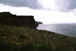 tagtraummusiker:  While I’m sitting in my room, a storm is raging outside, I’m thinking about the day at the Cliffs of Moher. What a wonderful memory.