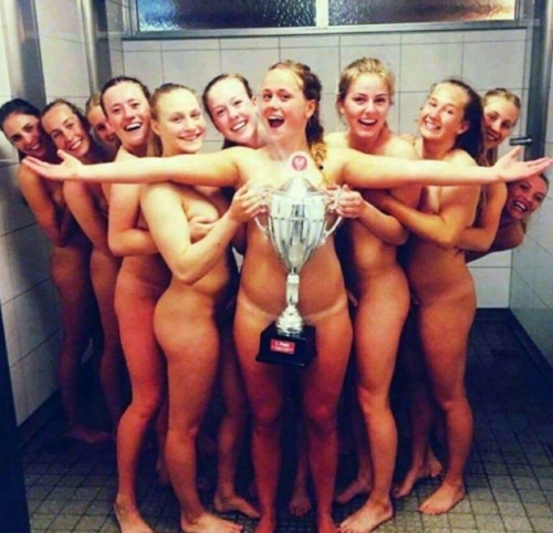 vraienature:L'équipe danoise qui fête la victoire de la coupe d'Europe de handball féminin