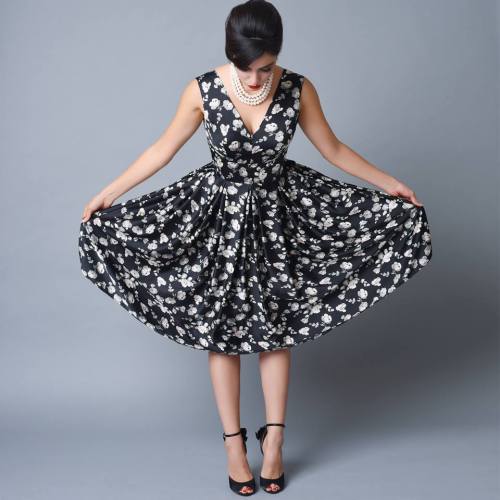 thecollaredwife:I love a pretty dress