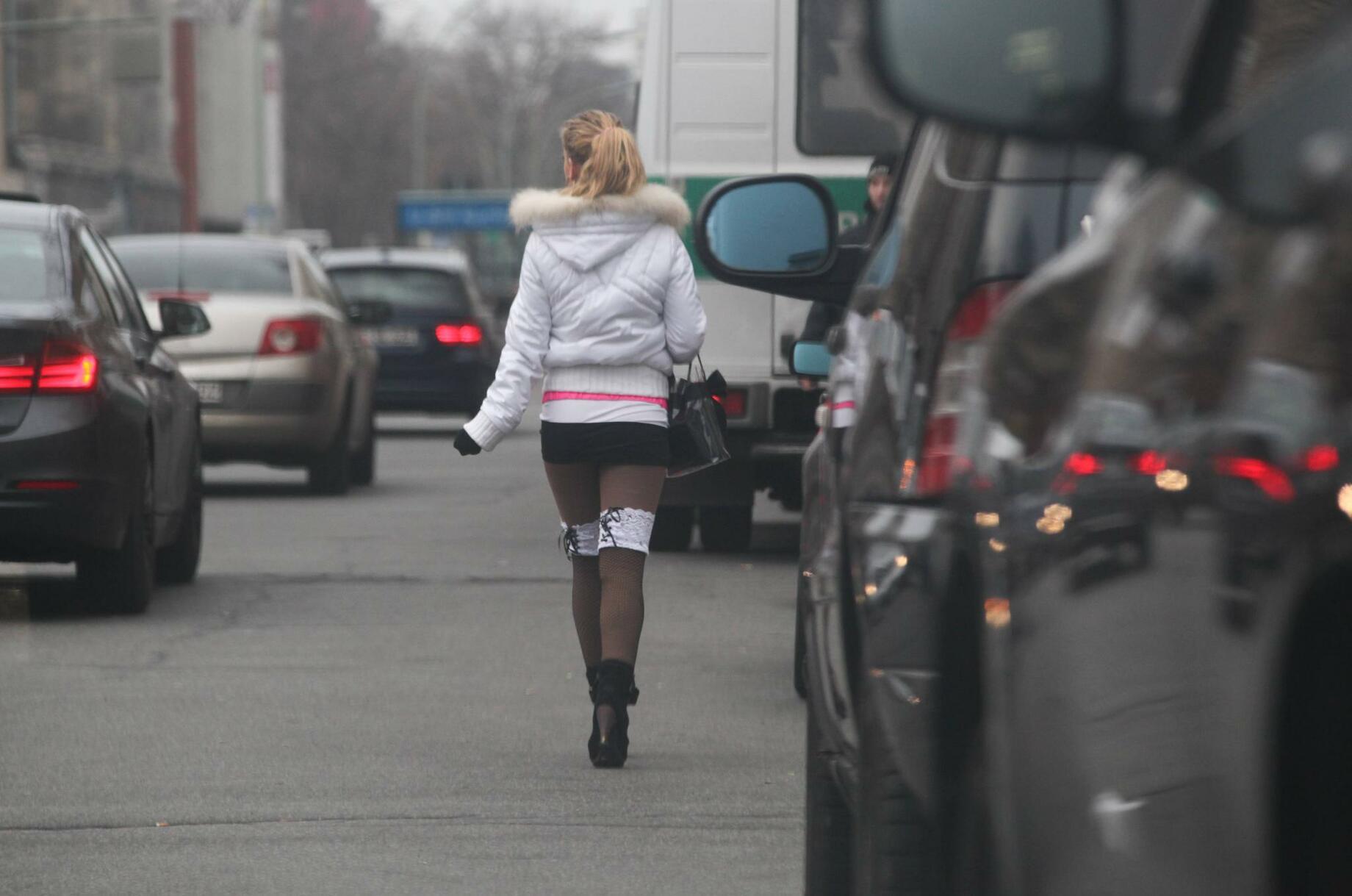 Путаны на дороге. Девушка на трассе. Уличные точки. Уличная проституция в Москве. Плечевые на трассе.