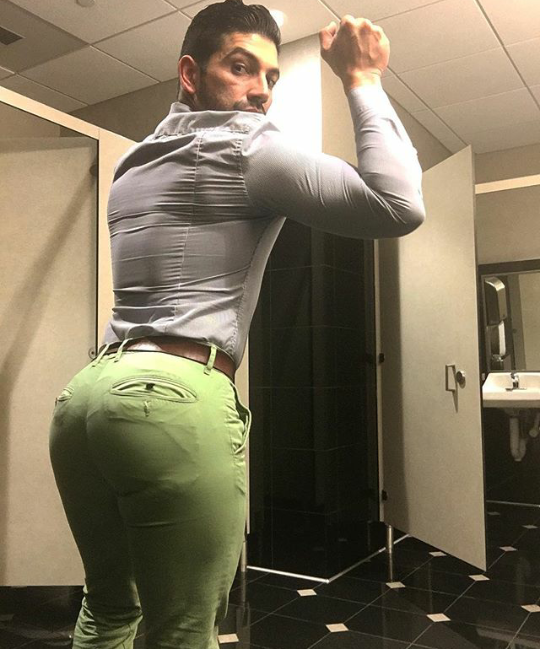 jockmo321:  nalgoncogible:  Esté  puto tiene unas nalgotas bien ricas (Walter) fuck
