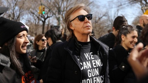 stopandimaginelove: Paul McCartney and his wife Nancy walked the streets of Manhattan, New York, in 