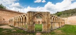 m1male2:Monasterio de Juan de Duero #Soria #España, uno de los conjuntos más significativos del románico castellano. Sólo se conservan la iglesia y las arquerías del claustro. Desde la 2ª mitad del s.XII en posesión de la Orden de los Caballeros