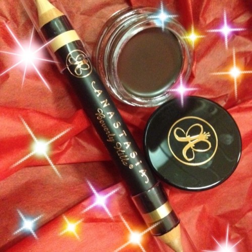 Pretty excited.. Just picked up the @anastasiabeverlyhills Dip Brow Pomade and Highlighting Duo Penc