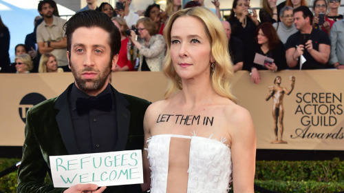iam–dreamer:Simon Helberg and his wife, Jocelyn Towne, at the SAG Awards in protest of the anti-migrant measure of Donald Trump