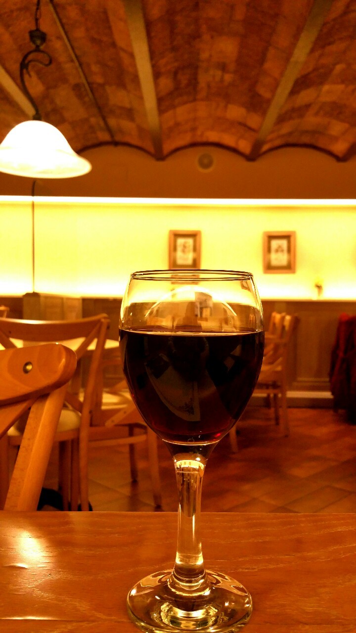 Copa de vino&hellip;en un petit  restaurant. ..con encanto&hellip;en el centro