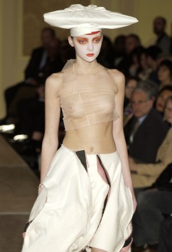  Comme des Garçons Spring 2004  http://anatomika.net/tag/avant-garde/