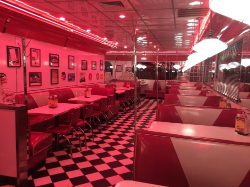 skoolbabe:Went to the diner at 1 am last night
