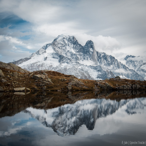 L'Aiguille Verte et son reflet.(Massif du Mont-Blanc - Octobre 2021).A Julie…© Quentin Douche