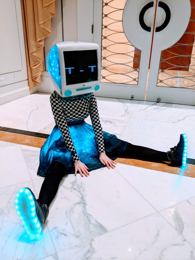 I brought my upgraded iMac G3 object head cosplay to Katsucon! I can now ✨express myself ✨!