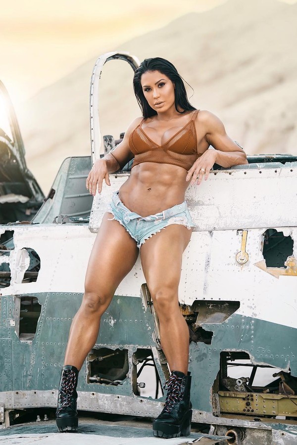 heartmuscle:  rockeyforyou:Gracyanne Barbosa  WOW
