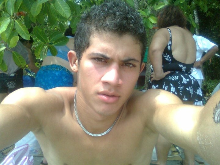 tavocalderon: sexfr:  Augner Andrey González de Quepos, trabaja en soda Antojitos,
