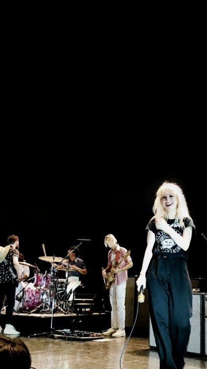 oalockscreen:Hayley Williams from Paramore//credits to Kari Meiers & the other photographers (?)