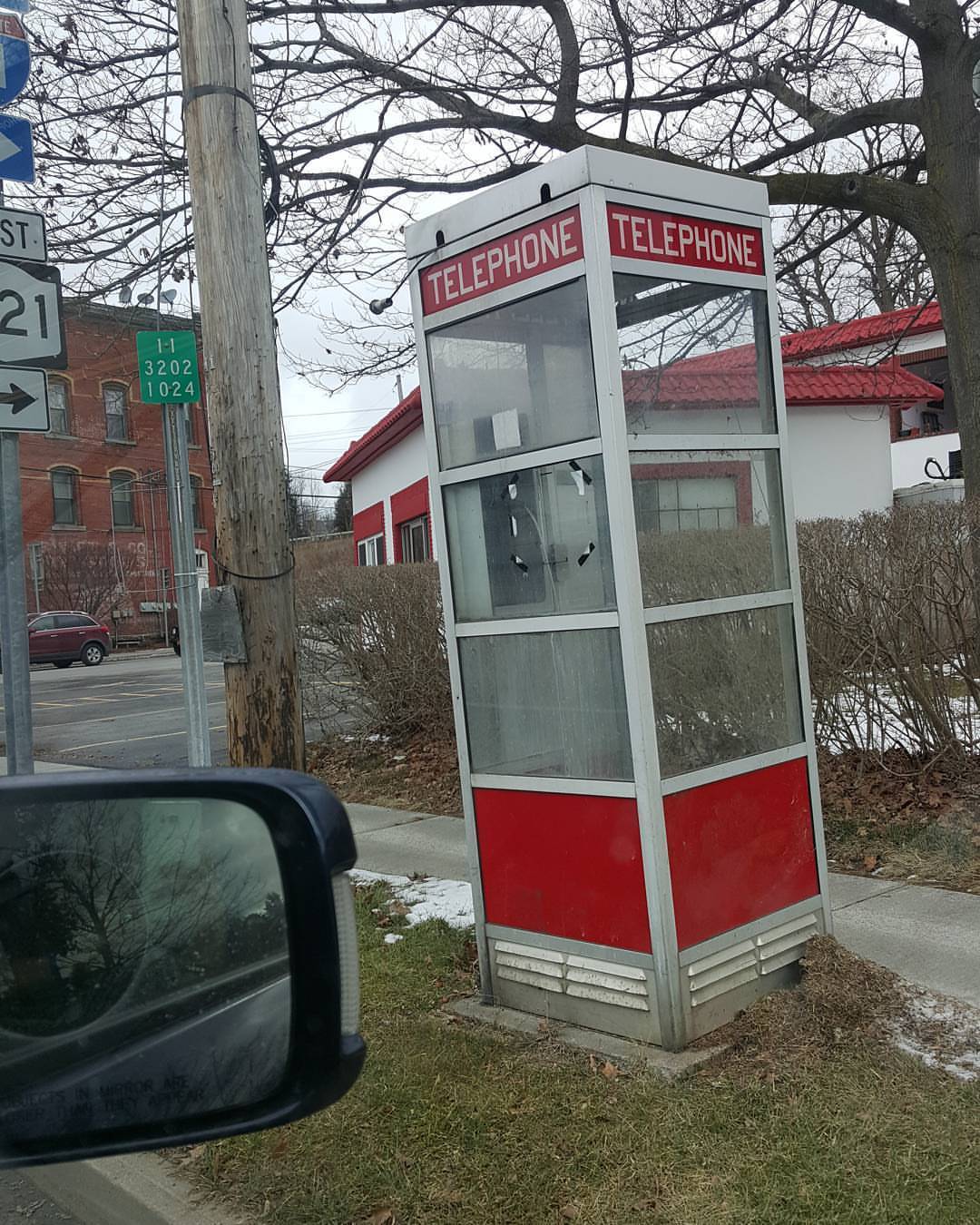 I think I officially found the last standing payphone. My husband told me to go pick it up…😒That thing might have turned me into an #xman or something! #silverimmersion #vacation #recharge #familytime #mommylife #hopelakelodge #greekpeak #ny...