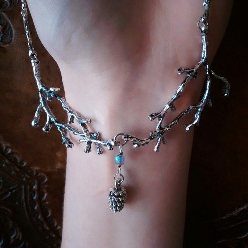 90377:even the smallest labradorite can shine bright. this twig necklace with a labradorite bead wil