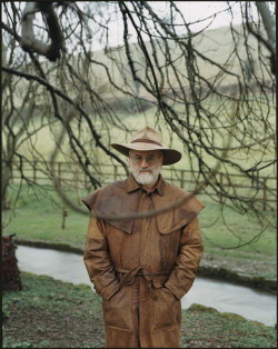 willowclove:  berfrois:Do you not know that a man is not dead while his name is still spoken? — Terry Pratchett (April 28 1948 - March 12 2015)   RIP to one of the greatest fantasy authors of our time. Thank you for everything Sir Terry Pratchett