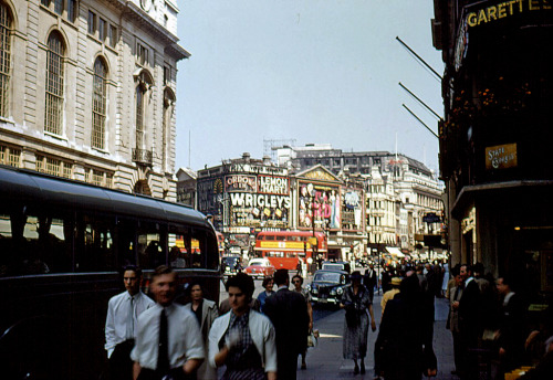 alannahmoore16:  1950s: Colour photographs of Piccadilly Circus 