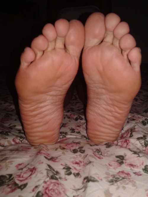 beautifulbarefootgirls:lekburiram:For all my feet fans, I got soleLovely cute feet! :)