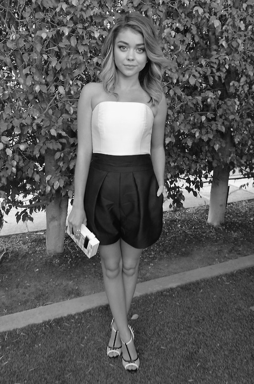 black-and-white-but-not-bland:  Sarah Hyland 