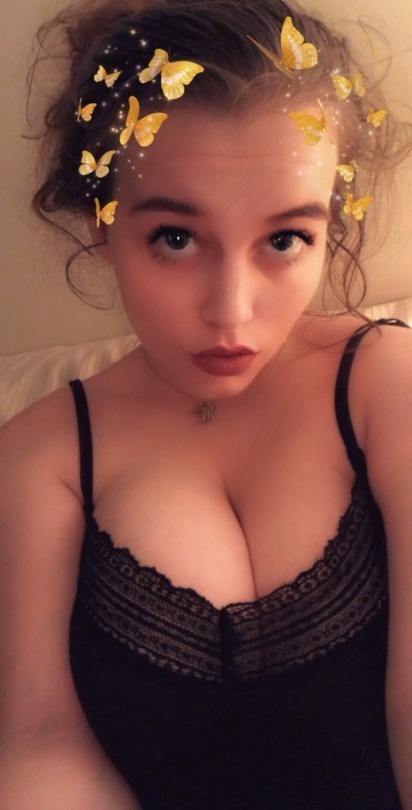 acabarprincess:  mariposa princesa (y uncensored because I love you guys 💛💛💛)🦋