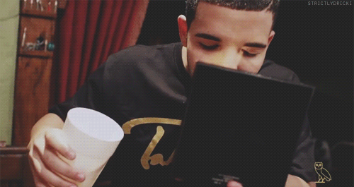 obeysumzy:  strictlydricki: Drake drinking out of his Grammy  ⚥▲ᴄʟɪᴄᴋ