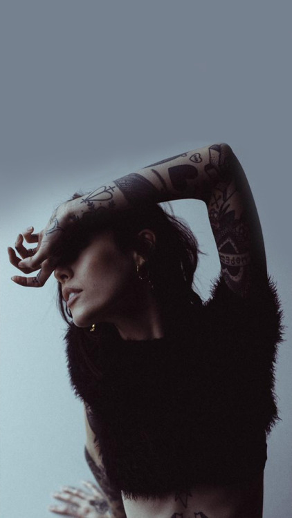 band-lockscre3ns:  Hannah Sykes home/lockscreens like/reblog if you save  do not repost/claim as you