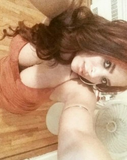 cleavage-n-downblouse.tumblr.com post 143463260471