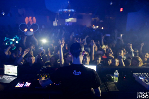 patrikkiss:  MEE FRONT AND CENTER AT DEADMAU5 UNHOOKED SHOW IN BROOKLYN. CRAZIEST TECHNO PARTY IN A LONG FREAKING TIME. 